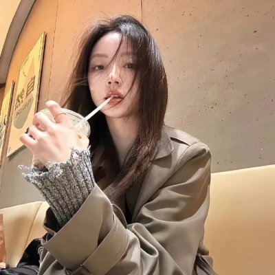坐在酒吧里吃蛋糕